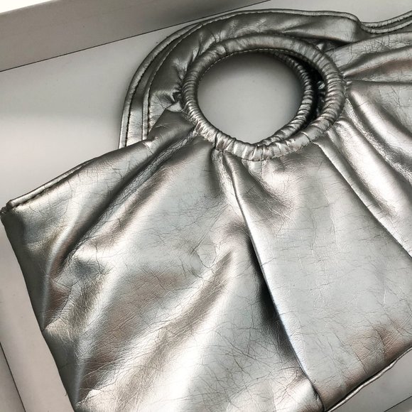 ⭐️HOST PICK⭐️ Garage Silver Metallic Handheld Purse Bag Clutch - Picture 4 of 9